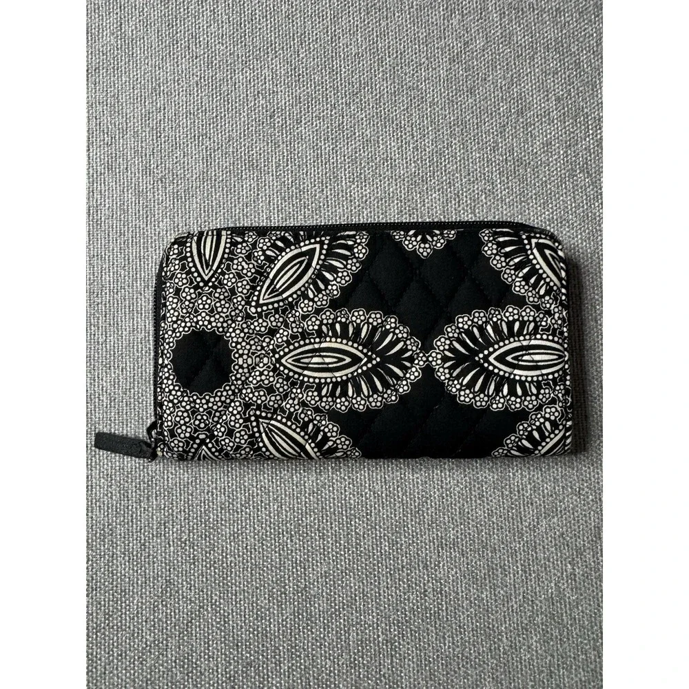 Vera Bradley Women's Large Zip-Around Wallet Black & White Blanco Bouquet